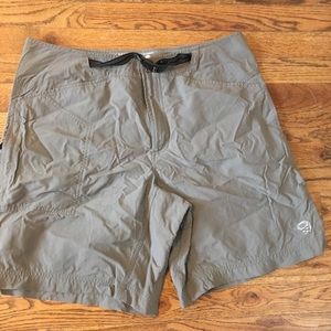 Men’s mountain hard wear shorts size large